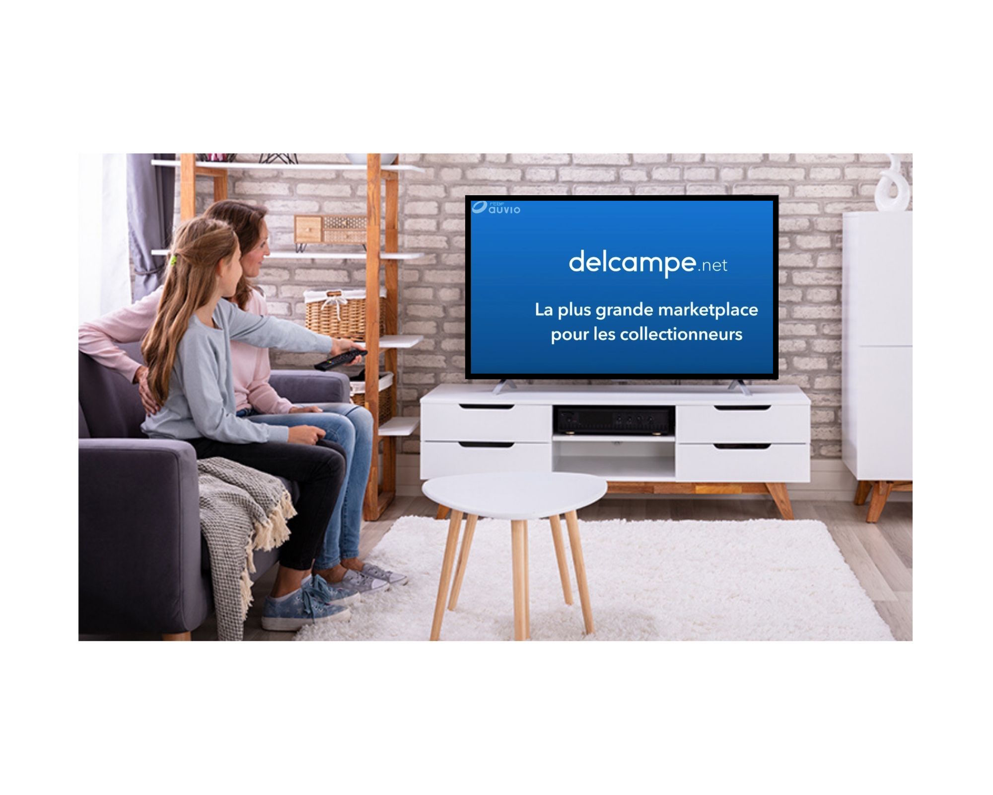 sponsoring-tv-delcampe Mère et fille au salon devant la télévision