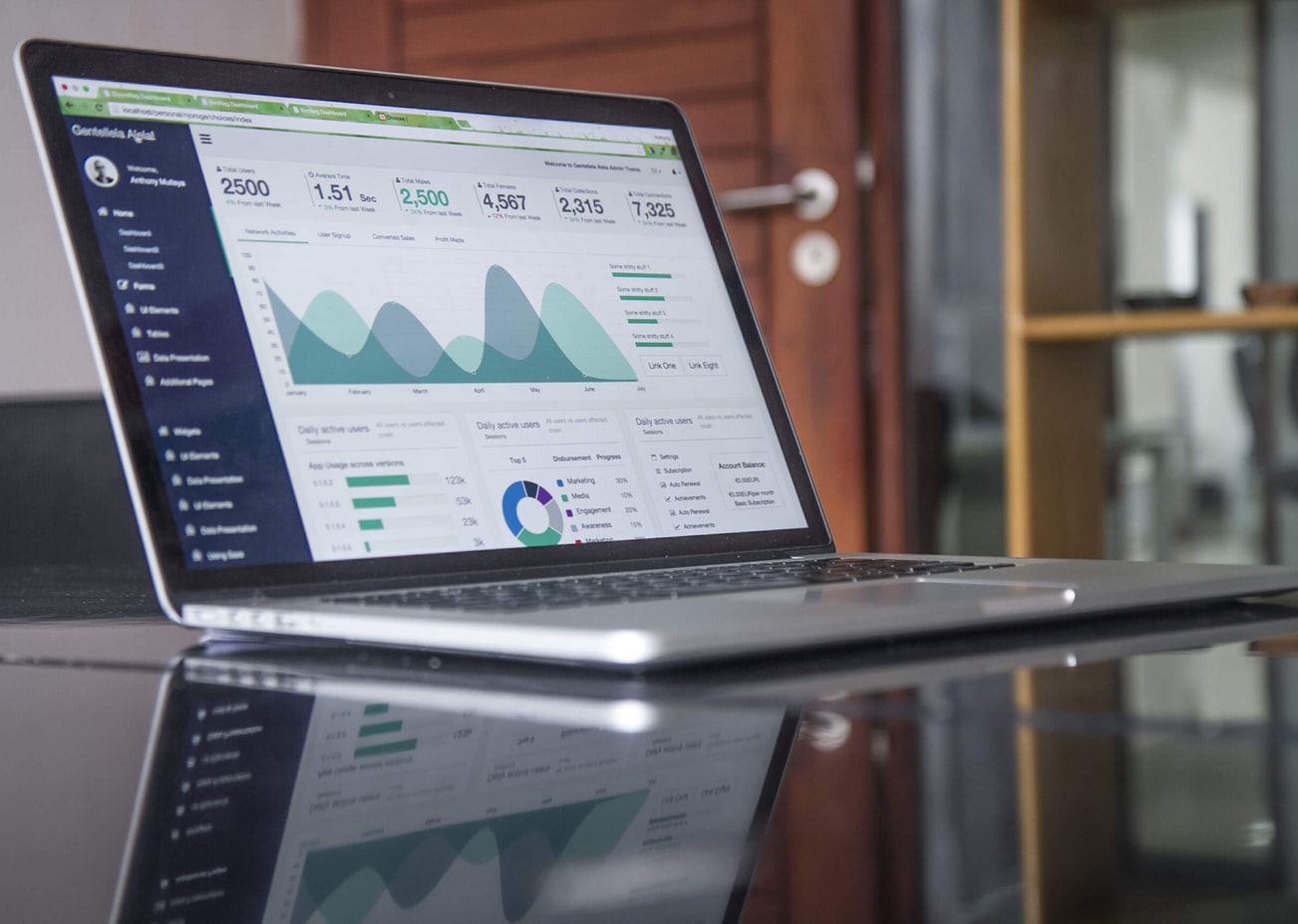 ordinateur-analyse-resultats-marketing Analyse des résultats d'une newsletter sous forme de graphiques